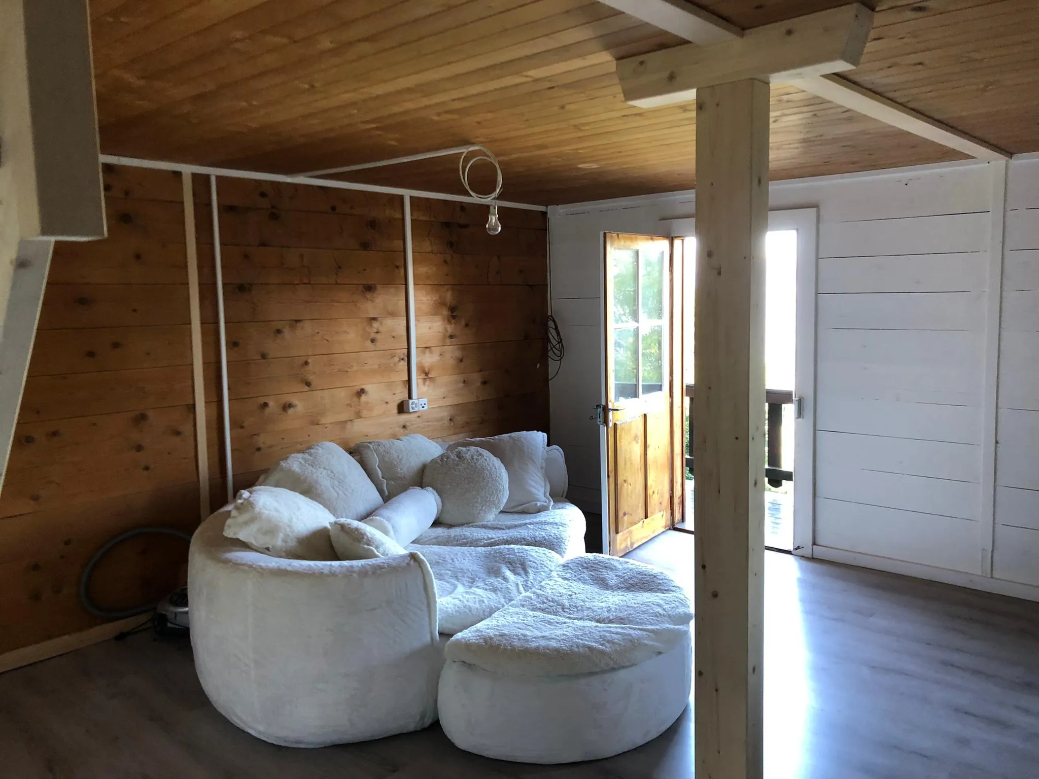 vue de la pièce de vie d’un chalet suisse
