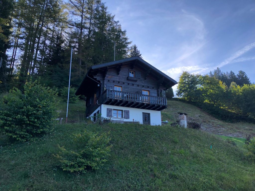 Vue extérieur chalet suisse en bois